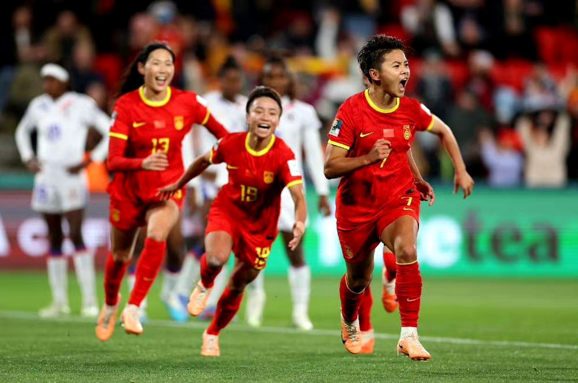 包含女足友谊赛中，中国队全力以赴的词条