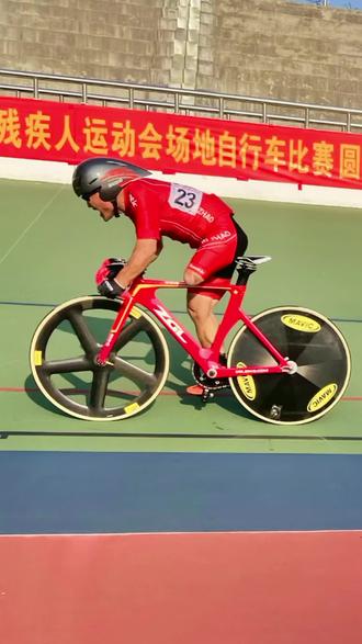 日本运动员勇往直前突破自我