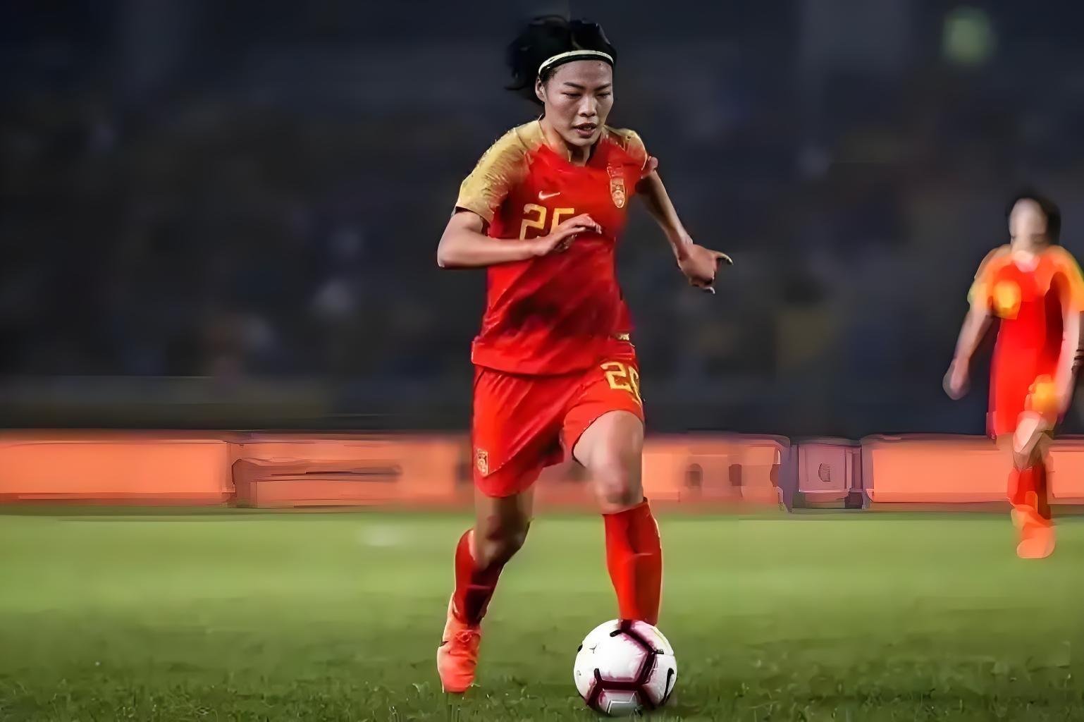中国女足球员在国际赛场上展现出色大脚战术