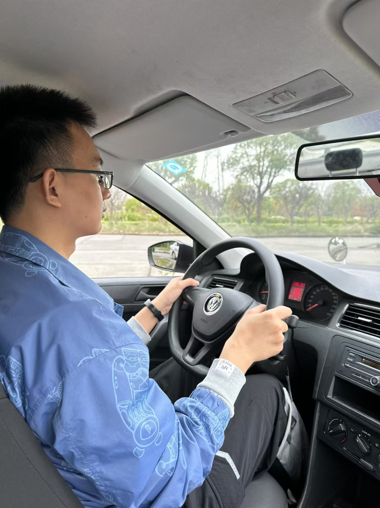 教练团队经验丰富，推动球员进步